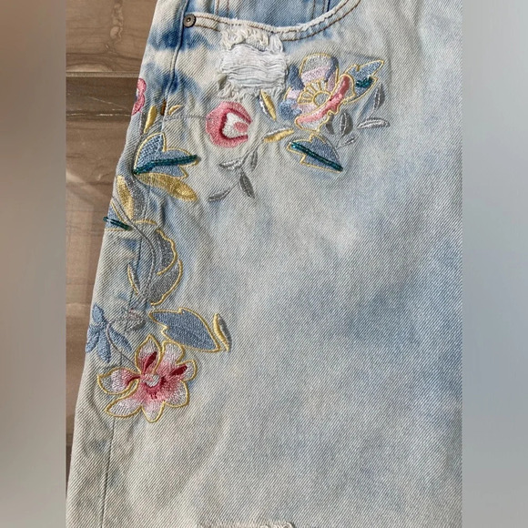 Dex denim embroidered floral skirt with raw hem Sz 32 - Picture 3 of 6